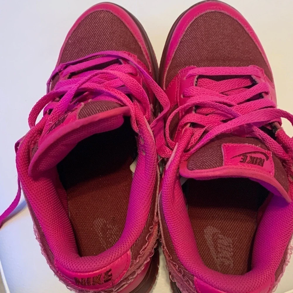 Nike Fuchsia and Burgundy‎ Sneakers